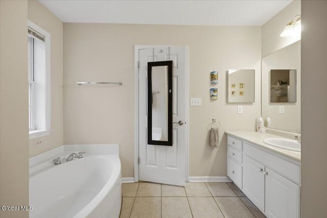 8 Cathywood Court, Clifton Park, NY 12065