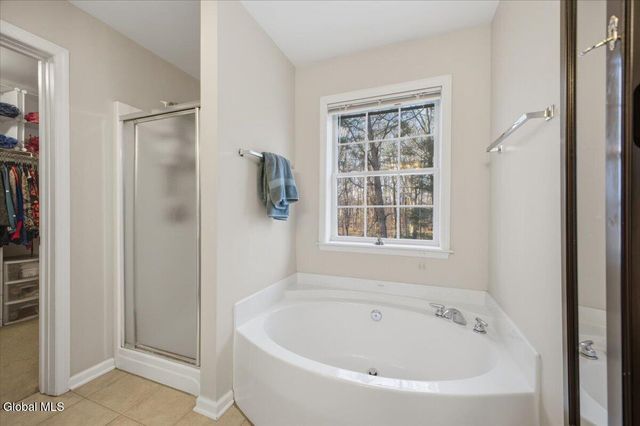 8 Cathywood Court, Clifton Park, NY 12065