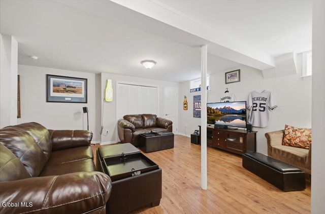 8 Cathywood Court, Clifton Park, NY 12065