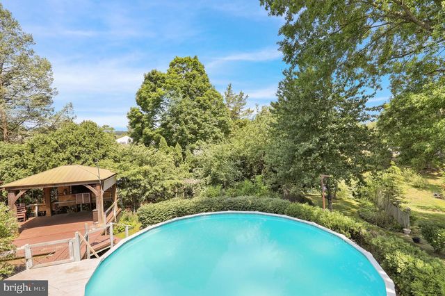 2 WILLOWWOOD CT, Douglassville, PA 19518