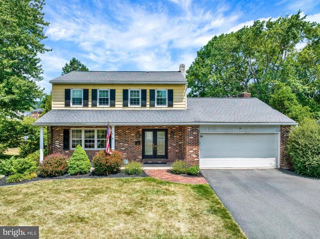 2 WILLOWWOOD CT, Douglassville, PA 19518