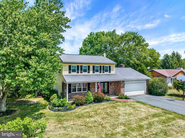 2 WILLOWWOOD CT, Douglassville, PA 19518