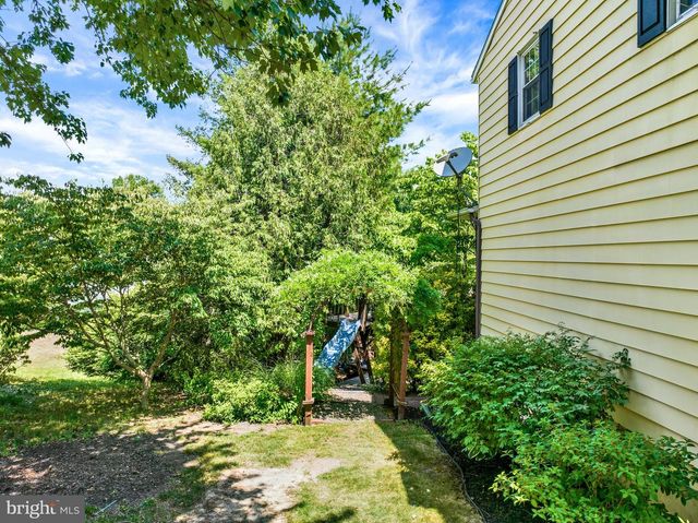2 WILLOWWOOD CT, Douglassville, PA 19518