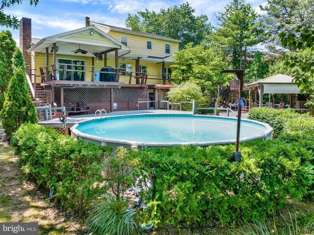 2 WILLOWWOOD CT, Douglassville, PA 19518