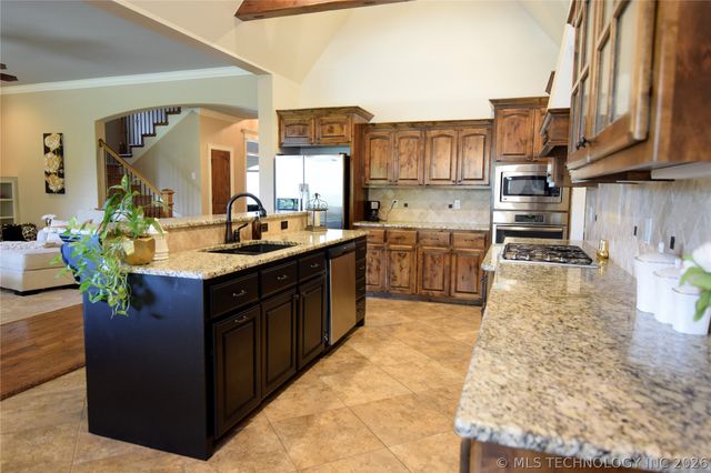 2404 E 140th Place, Jenks, OK 74008