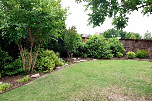 2404 E 140th Place, Jenks, OK 74008