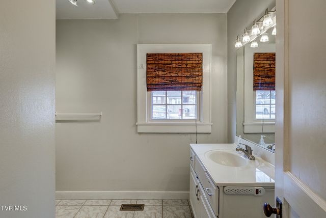 219 East Chilhowie Avenue, Johnson City, TN 37601