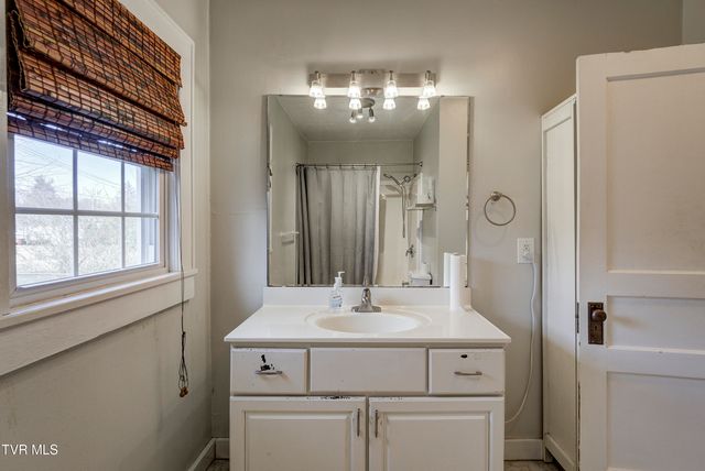 219 East Chilhowie Avenue, Johnson City, TN 37601