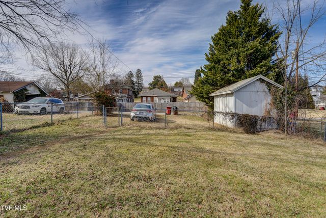 219 East Chilhowie Avenue, Johnson City, TN 37601