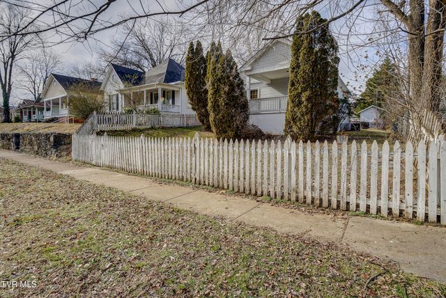 219 East Chilhowie Avenue, Johnson City, TN 37601