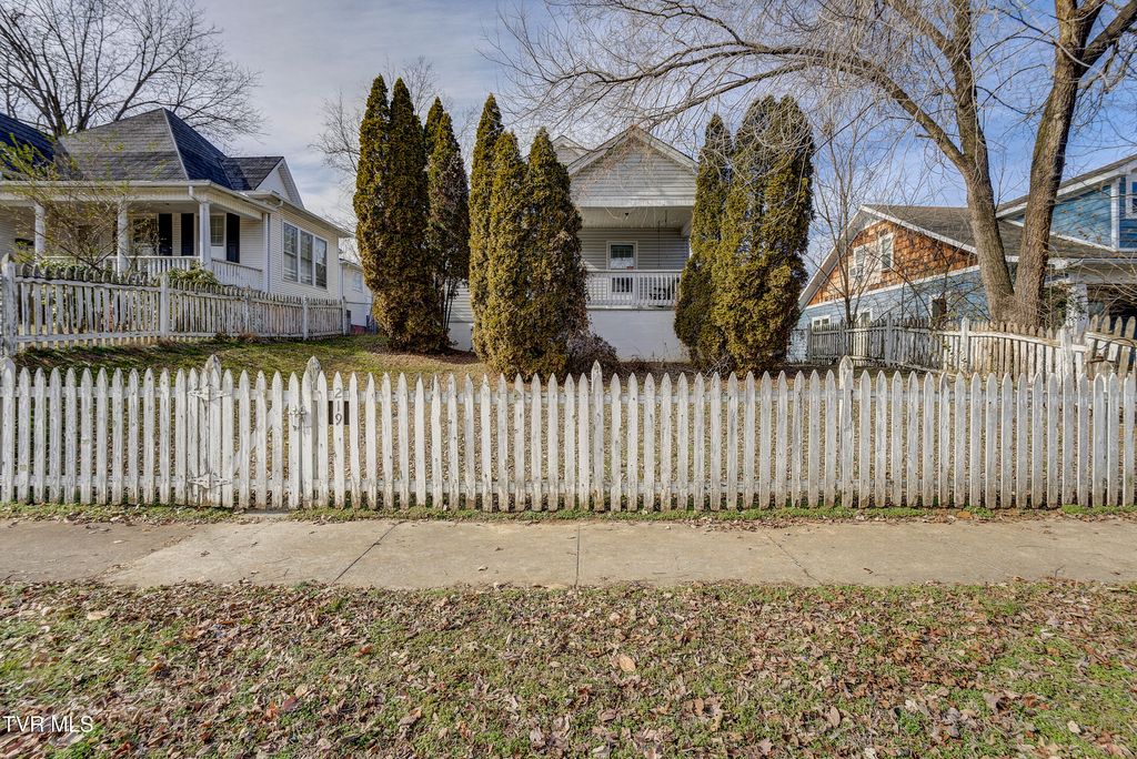 219 East Chilhowie Avenue, Johnson City, TN 37601
