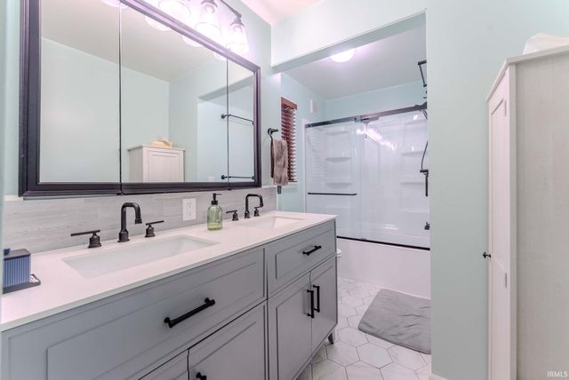 2 S Colonial Park Drive, Marion, IN 46953