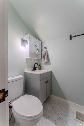 2 S Colonial Park Drive, Marion, IN 46953