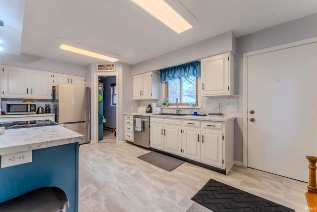 2 S Colonial Park Drive, Marion, IN 46953