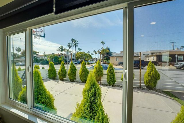 1404 Thomas Ave, San Diego, CA 92109