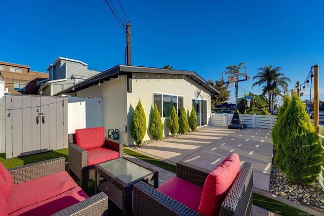 1404 Thomas Ave, San Diego, CA 92109