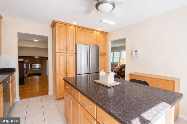 2884 GLENORA LN, Rockville, MD 20850