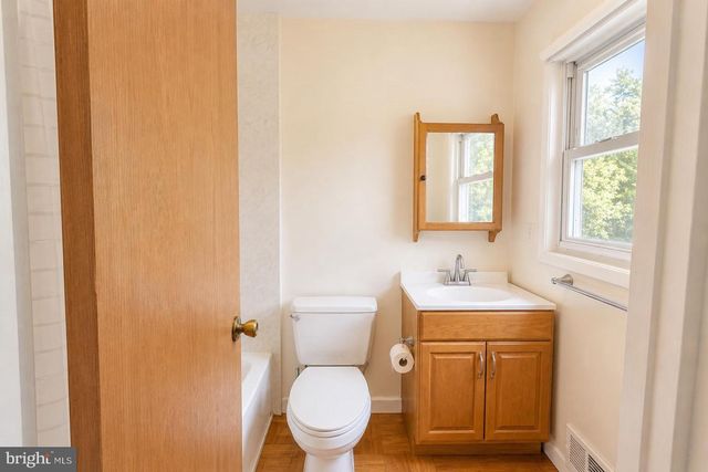 2884 GLENORA LN, Rockville, MD 20850