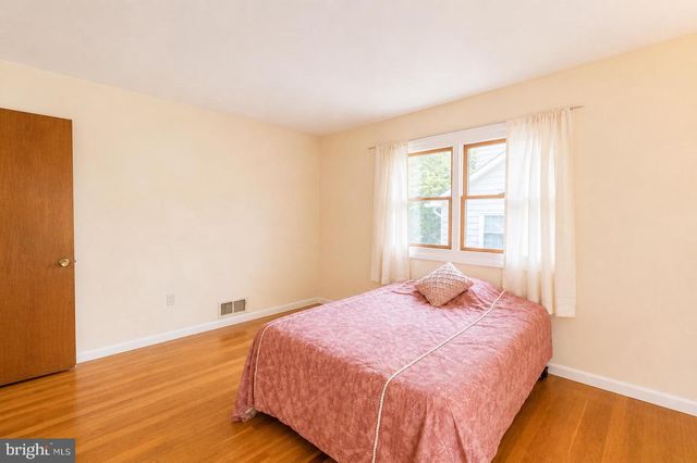 2884 GLENORA LN, Rockville, MD 20850