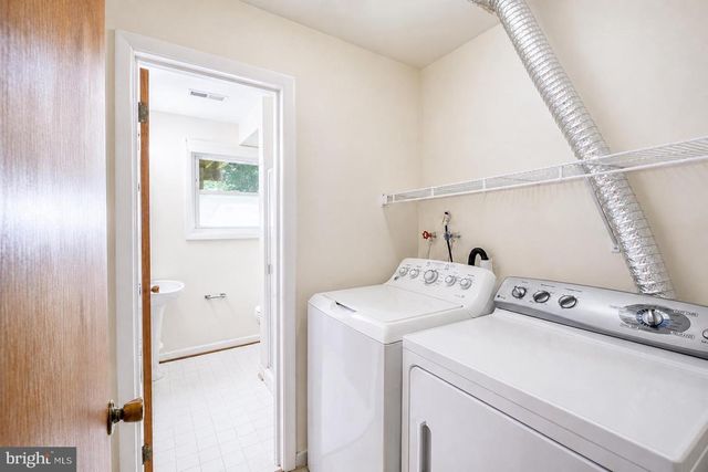 2884 GLENORA LN, Rockville, MD 20850