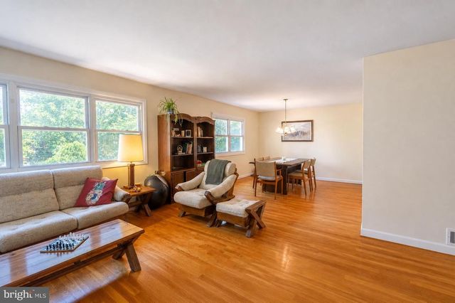 2884 GLENORA LN, Rockville, MD 20850