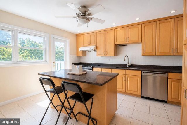 2884 GLENORA LN, Rockville, MD 20850