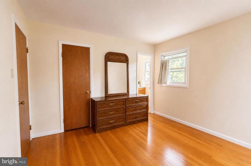 Image 13 of property listing at 2884 GLENORA LN, Rockville, MD 20850