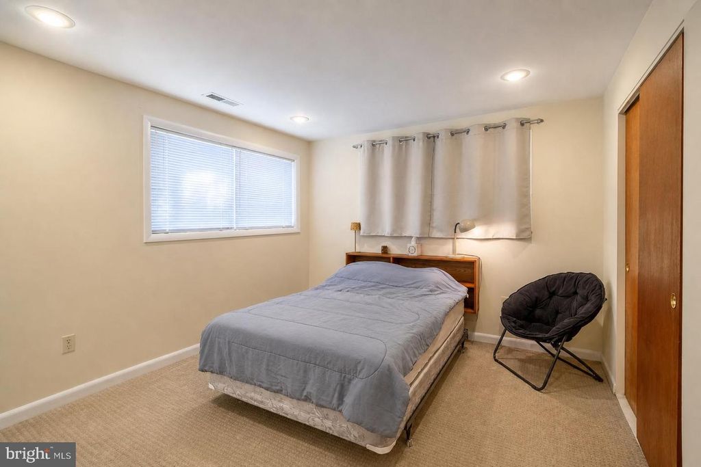 Image 24 of property listing at 2884 GLENORA LN, Rockville, MD 20850