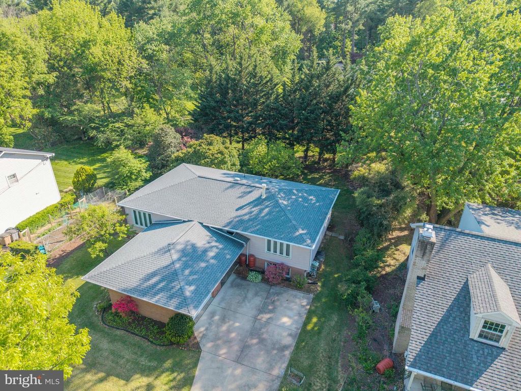 Image 28 of property listing at 2884 GLENORA LN, Rockville, MD 20850