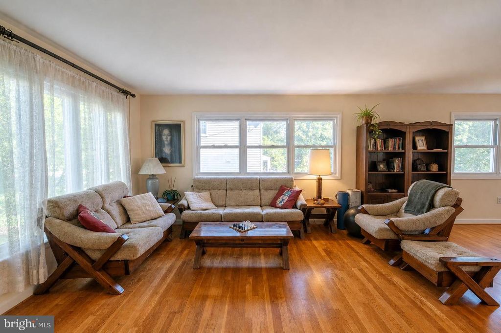 Image 4 of property listing at 2884 GLENORA LN, Rockville, MD 20850