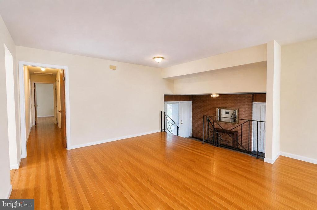 Image 8 of property listing at 2884 GLENORA LN, Rockville, MD 20850