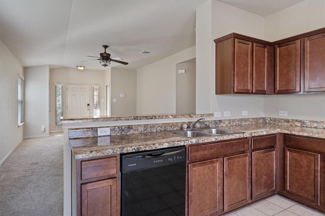 180 Eagle DR, Luling, TX 78648