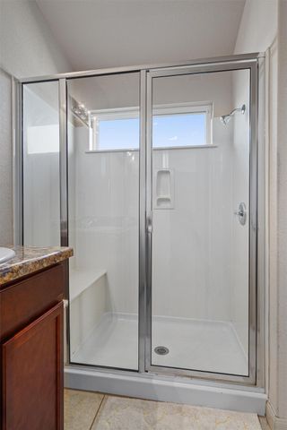 180 Eagle DR, Luling, TX 78648