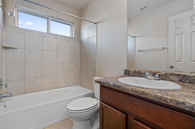 180 Eagle DR, Luling, TX 78648