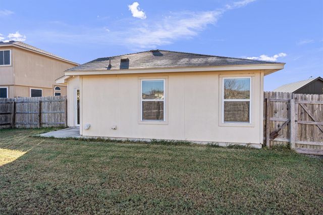 180 Eagle DR, Luling, TX 78648