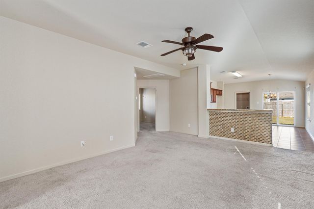 180 Eagle DR, Luling, TX 78648