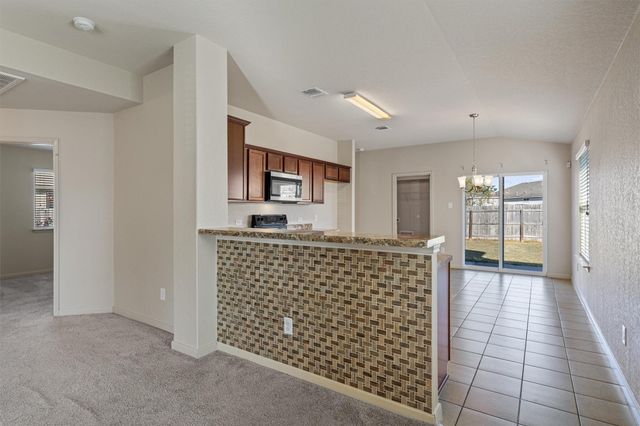 180 Eagle DR, Luling, TX 78648