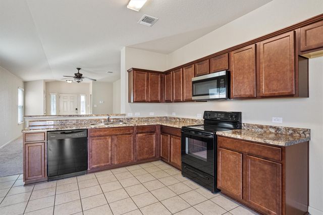 180 Eagle DR, Luling, TX 78648