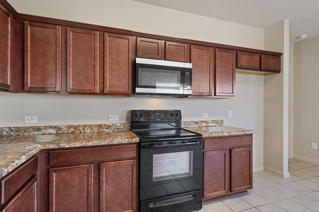 180 Eagle DR, Luling, TX 78648