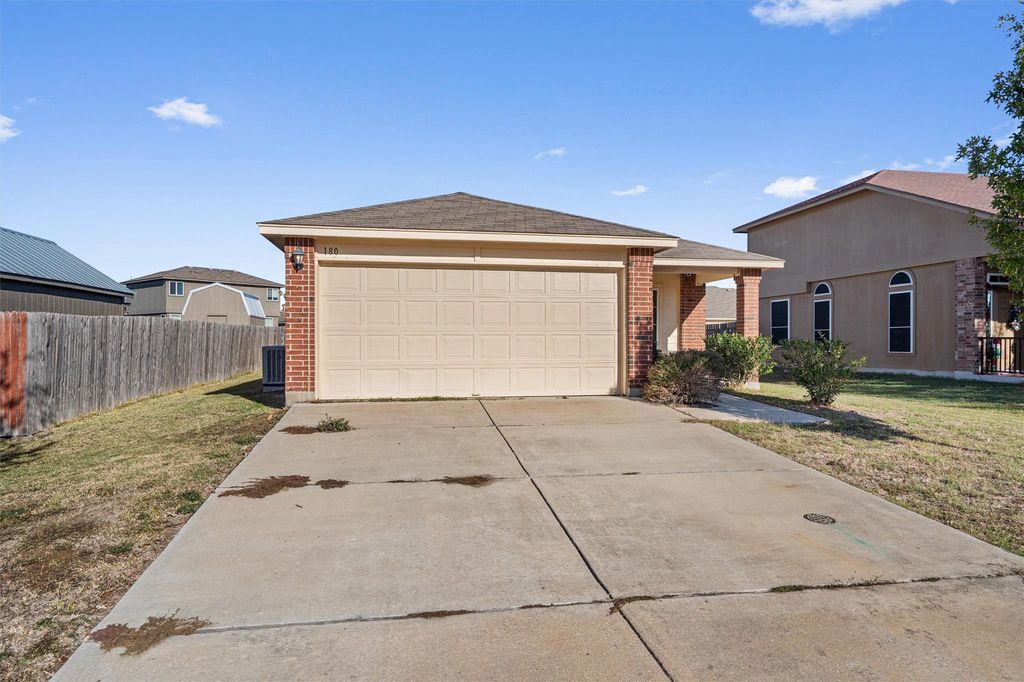 180 Eagle DR, Luling, TX 78648