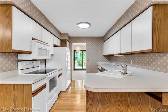 1032 Oak Pointe Drive, Waterford, MI 48327