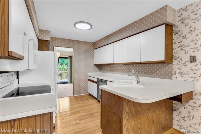 1032 Oak Pointe Drive, Waterford, MI 48327