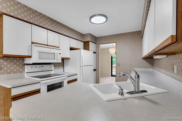 1032 Oak Pointe Drive, Waterford, MI 48327