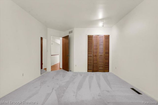 1032 Oak Pointe Drive, Waterford, MI 48327
