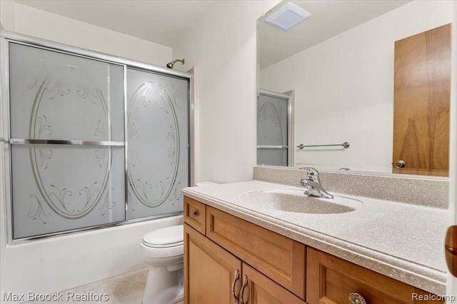 1032 Oak Pointe Drive, Waterford, MI 48327