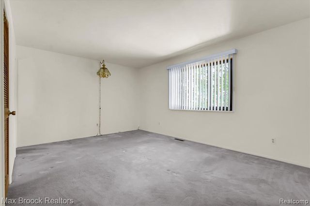 1032 Oak Pointe Drive, Waterford, MI 48327