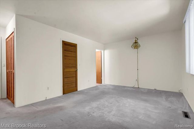 1032 Oak Pointe Drive, Waterford, MI 48327