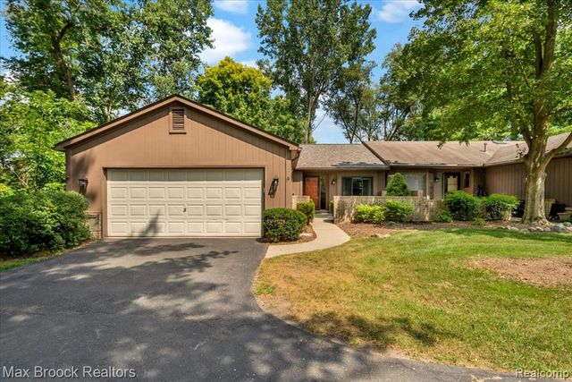 1032 Oak Pointe Drive, Waterford, MI 48327