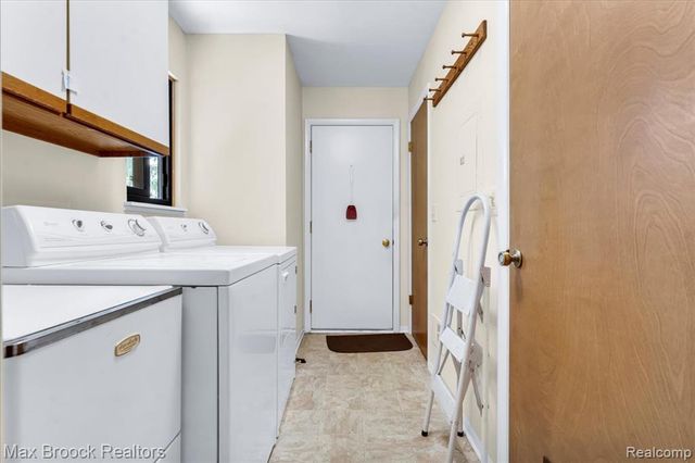 1032 Oak Pointe Drive, Waterford, MI 48327