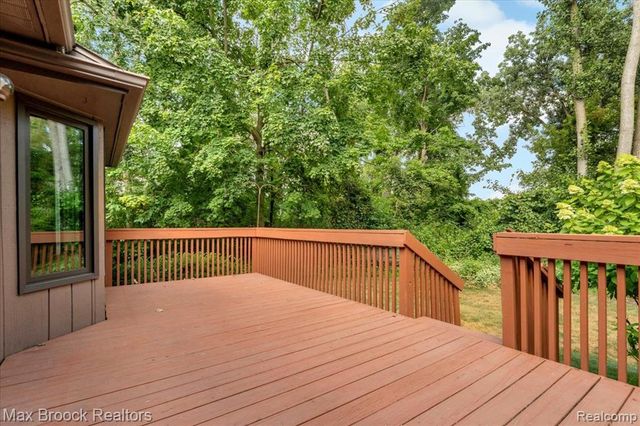1032 Oak Pointe Drive, Waterford, MI 48327
